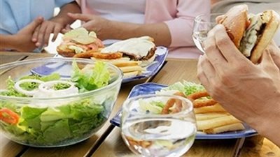 أطباء: تناول المياه بعد الطعام مباشرة يؤذي المعدة!