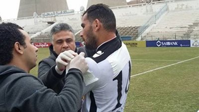 عبد الملك يتعرض لإصابة عنيفة في رأسة بمباراة المحلة