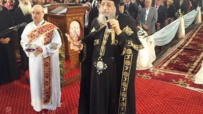 بالصور.. تواضروس يصلى بكنيسة الأنبا شنودة بالإسكندرية