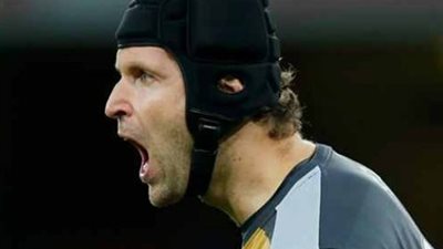 بيتر تشيك .. اتواصل مع زملائى بثلاثة لغات