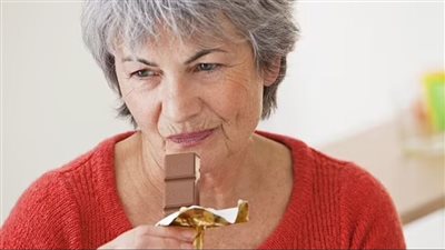 دراسة جديدة: تناول الشوكولاتة يعالج تلك المشكلة عند كبار السن