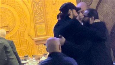 كريم عبد العزيز والإعلامي محمود سعد يواسيان أحمد حلمي في عزاء شقيقه (صور)