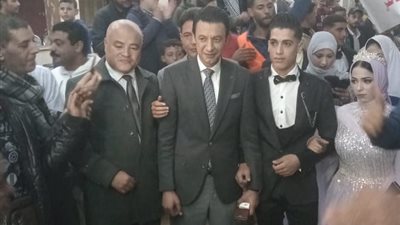 بملابس الزفاف عروسان يصوتان في الانتخابات الرئاسية بمنشأة القناطر (صور)