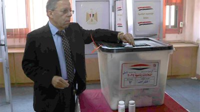 نقيب الأطباء يدلي بصوته في الانتخابات الرئاسية (صور)