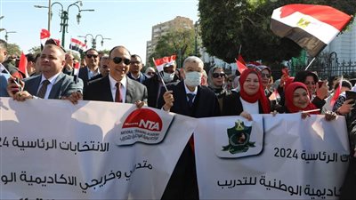 محافظ المنيا يتقدم مسيرة لحث المواطنين على المشاركة في الانتخابات الرئاسية