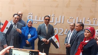  مدير «تعليم الجيزة» يدلى بصوته في لجنة مدرسة الفؤاد بالهرم