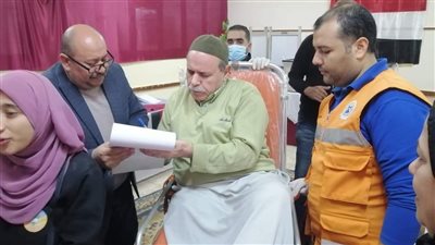 إسعاف الغربية تنقل عجوز للإدلاء بصوته في الانتخابات الرئاسية بطنطا