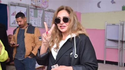 الانتخابات الرئاسية 2024.. ليلى علوي تدلي بصوتها مع ابنها في التجمع الخامس (صور)