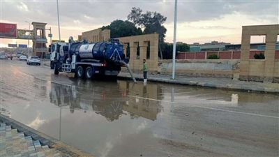 سحب مياه الأمطار المتساقطة اليوم من شوارع القاهرة والجيزة