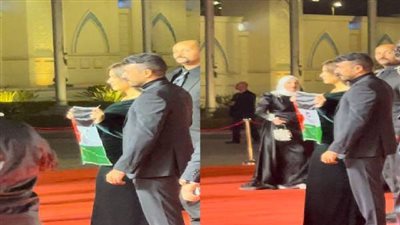 أحمد العوضي وياسمين عبد العزيز بـ علم فلسطين في مهرجان وشوشة (صور)