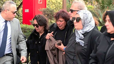 انهيار إيناس عبد الدايم في جنازة زوجها (صورة)