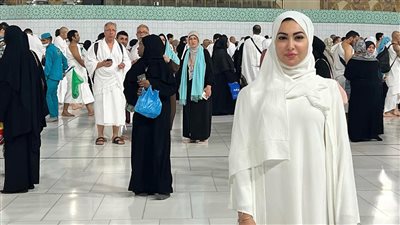 بالحجاب الأبيض.. ميريهان حسين تؤدي مناسك العمرة (صورة)