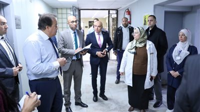  وزير الصحة ينتقد ضعف معدلات تردد المرضى على مستشفى مبرة المعادي.. صور