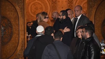 يسرا ومنة شلبي ورنا رئيس يعزون أحمد حلمي في وفاة شقيقه (صور)