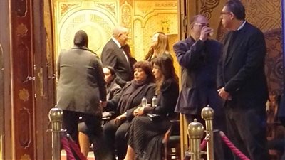 انهيار الدكتورة إيناس عبد الدايم في عزاء زوجها (صور)