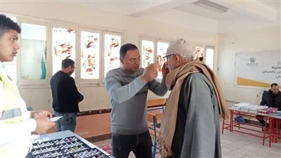 ضمن «مبادرة عينك في عنينا».. توقيع الكشف على 650 مواطنًا بالبحيرة (صور)