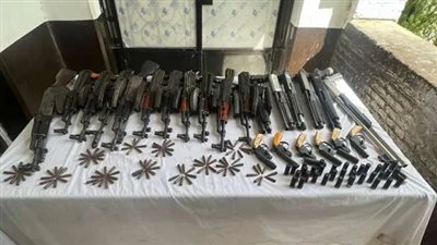 ضبط أسلحة ثقيلة وخفيفة وذخائر داخل منزل عنصر خطير بالقاهرة