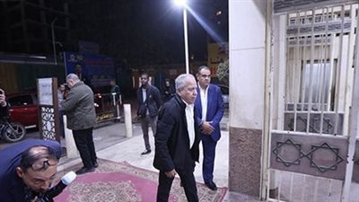 إيهاب فهمي ومحمد محمود وأحمد السبكي في عزاء عادل أنور (صور)