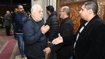 أشرف زكي ومصطفى كامل وأيمن عزب في عزاء عادل أنور (صور)