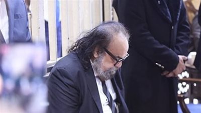 انهيار نادر أبو الليف في عزاء شقيقه عادل أنور (صور)