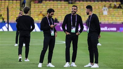 بالصور.. وصول فريق الأهلي لملعب الجوهرة استعدادًا لمواجهة اتحاد جدة 