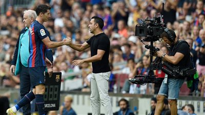 تقرير إسباني: تشافي يهاجم ليفاندوفسكي بشدة 