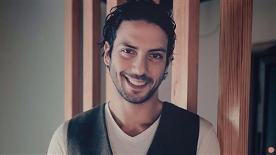 بعد نقله للمستشفى.. تطورات الحالة الصحية للفنان أحمد جمال سعيد 