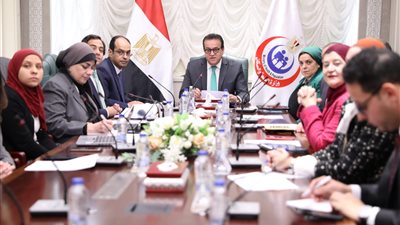 وزير الصحة يناقش الاستراتيجية القومية لعلاج لسرطان الأطفال