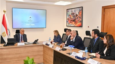 وزيرالرى يبحث مع مدير إدارة البنية التحتية ببنك التنمية الأوروبى سبل التعاون 