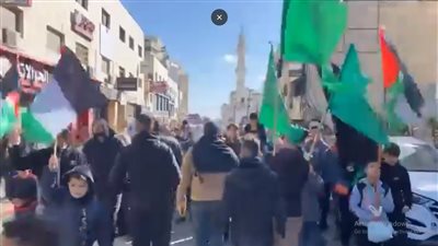 المئات في رام الله يتظاهرون تضامنا مع قطاع غزة