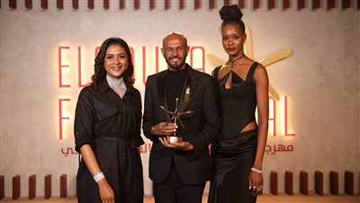 أمجد أبو العلاء ومحمد كردفاني يهديان جائزة وداعًا جوليا بمهرجان الجونة للشعب السوداني والإنسانية