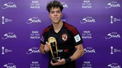 إمام عاشور يتوج بجائزة أفضل لاعب في مباراة الأهلي وأوراوا