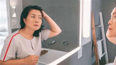 انقطاع الطمث عند النساء قد يؤدي لتلك المشاكل في الشعر