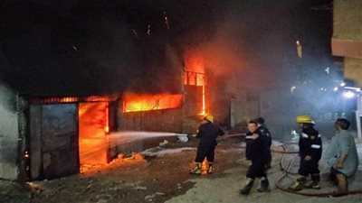 الدفع بقوات الحماية المدنية لإخماد حريق هائل في مخزن أخشاب بالجيزة