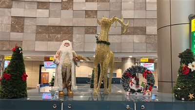 اشجار الكريسماس تستقبل المسافرين في المطارات المصرية ولوميريديان مطار القاهرة 