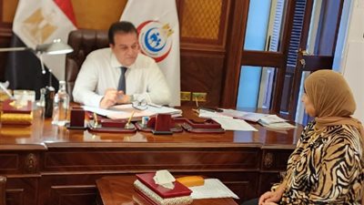 نقيب التمريض تناقش مع وزير الصحة زمالة القبالة تحقيقا للاستراتيجية القومية للسكان