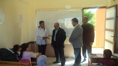 جولة مفاجئة لوكيل تعليم مطروح بمدارس إدارتي الضبعة والعلمين (صور)