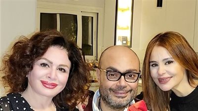 إلهام شاهين تحتفل بـ الكريسماس مع كارول سماحة وزوجها (صور)