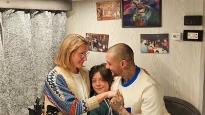 بنقدر ظروفك.. أحمد الفيشاوي يصطحب ابنه وطليقته لكواليس فيلمه الجديد (صور)