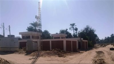 محافظ أسوان يتابع تنفيذ مشروعات حياة كريمة بقرية الجعافرة