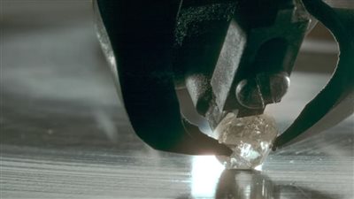 اكتشاف مادة جديدة تنافس الأحجار النفيسة والماس