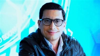 عروسة من جهة إلكترونية تعيد أحمد عيد للمسرح