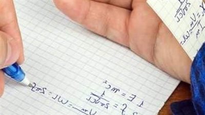 تصل للحبس وغرامة 50 ألف.. تعرف على عقوبة استخدام الموبايلات في تسريب الامتحانات