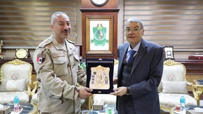محافظ المنيا يكرم المستشار العسكري السابق