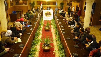 محافظ الغربية يستجيب لمطالب 43 مواطنا.. ويسلم 15 عقد عمل بالقطاع الخاص