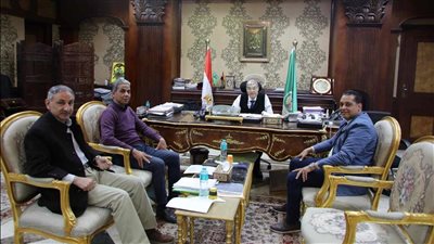 محافظ المنيا يبحث قضايا وملفات خدمية مع عدد من البرلمانيين 
