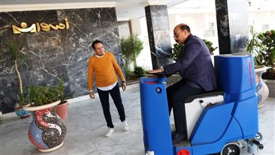 تجربة عملية لمحافظ أسوان للاطمئنان على جودة معدات النظافة وتجميل المتنزهات السياحية