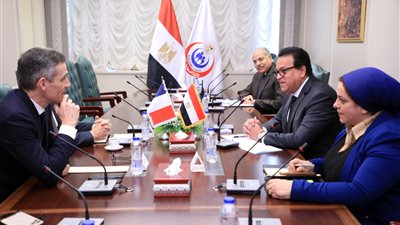 وزير الصحة ومستشار الرئيس الفرنسي يبحثان إنشاء مستشفى ميداني لمصابي غزة