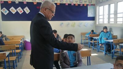 وكيل تعليم القاهرة يتفقد انتظام امتحانات النقل ويوجه بتوفير سبل الراحة للطلاب