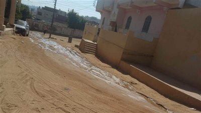 محافظ أسوان يتابع نسب ومعدلات التنفيذ بمشروع توصيل خدمات الصرف الصحى